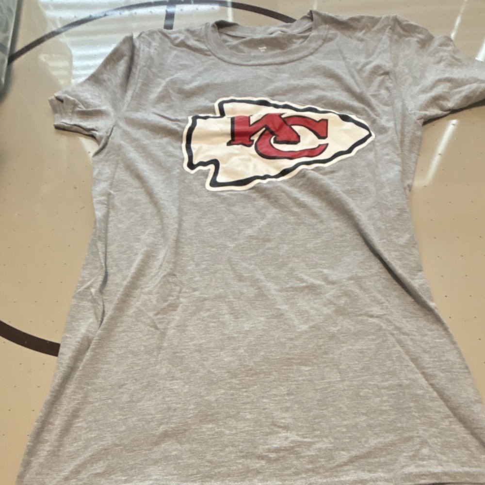 Fanatics Kansas City Chiefs Shirt Size S Gray NFL Football Small Snag under arm